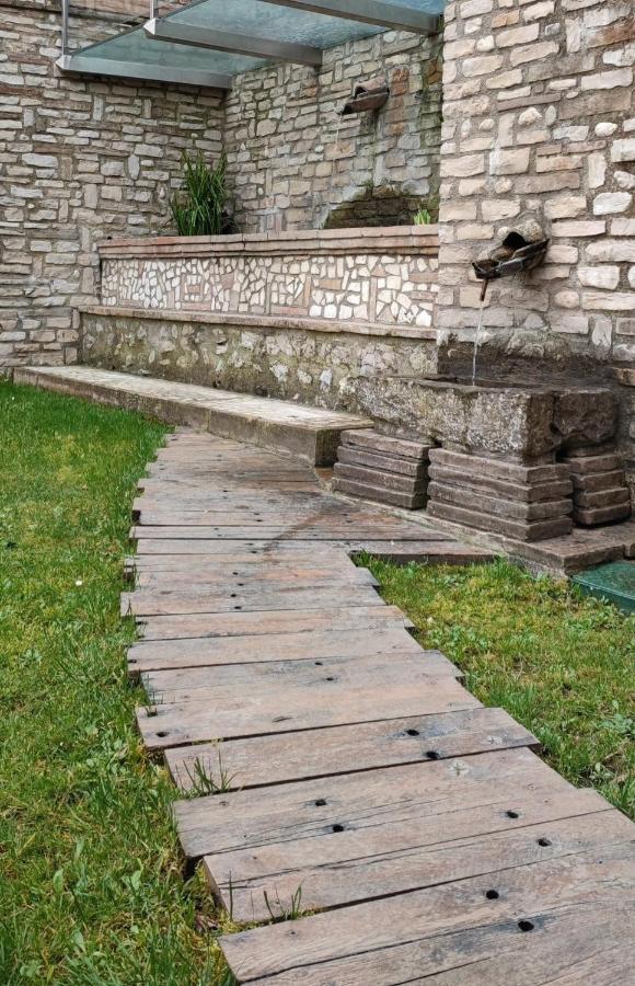 Hotel Domus Fontis Pescaia Spoleto Esterno foto