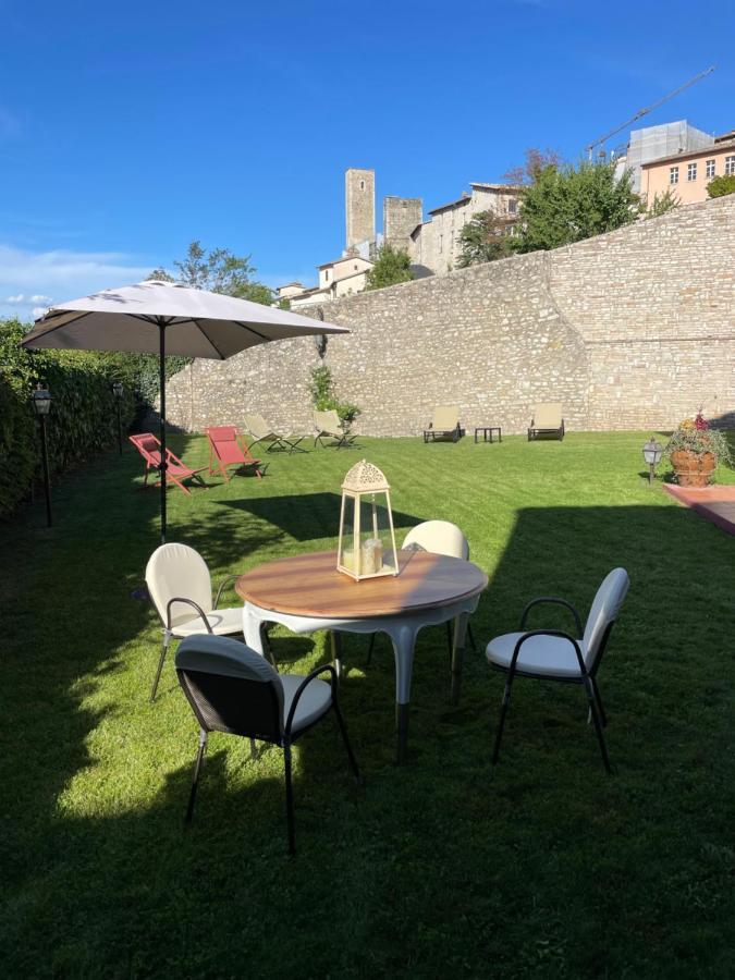 Hotel Domus Fontis Pescaia Spoleto Esterno foto