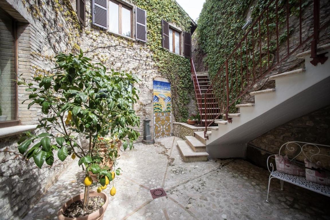 Hotel Domus Fontis Pescaia Spoleto Esterno foto