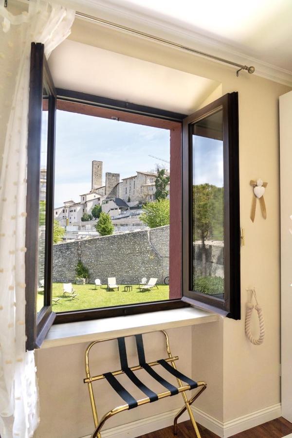 Hotel Domus Fontis Pescaia Spoleto Esterno foto